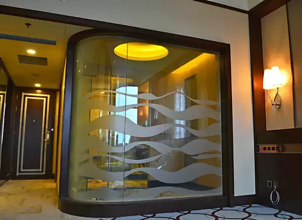 Why Is Smart Film Becoming a Practical Choice for Hotel Bathrooms?