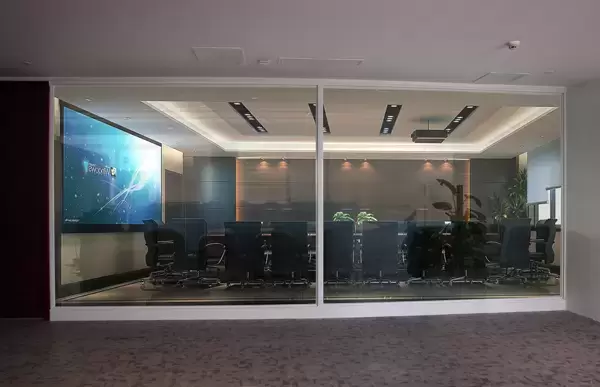 Can Smart Film Turn Glass Into a Flexible Projection Surface?